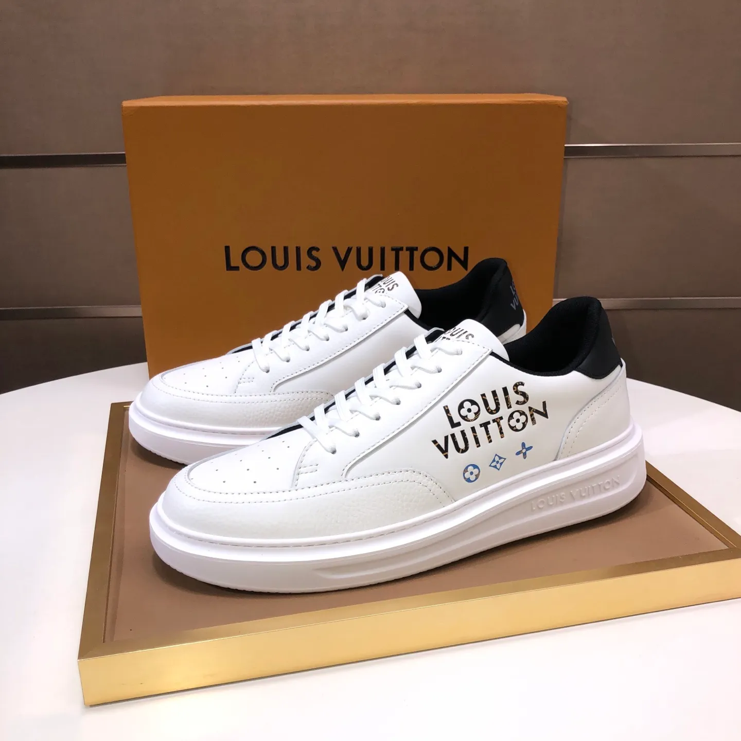 Factory batch 640💰original development, quality shipment, welcome to compare - LV sneaker series sports shoes introduce the loose silhouette of the ready-to-wear series into the spring and summer men's wear shows and make an eye-catching appearance. The cow leather upper is combined with rough fabric laces, and colorful beading highlights the brand's classic elements. LV letters mark the tongue and Monogram floral outsole. Mixed materials Made of top-grain cowhide, thick shoelace design, large Monogram print on the side, mesh lining and cotton feet, the comfort is as extreme as ever, premium heritage, quality first, worth owning! Size: Men’s 38-45 (45 is custom-made and cannot be returned or exchanged)